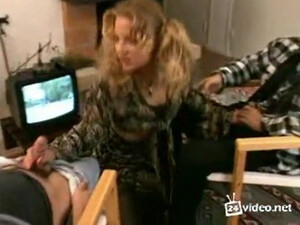 Молоденькая блядь живет с двумя