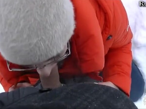 Сосет на улице лютой русской зимой