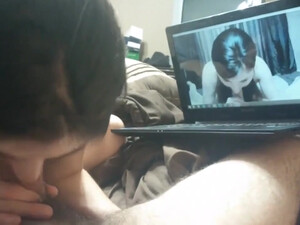 Телка лижет член парня пока он смотрит порнуху