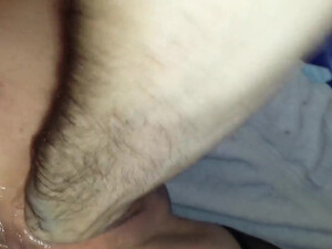 Ненасытная благоверная бурно кончает от умелого и глубокого фистинга муженька