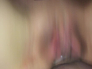 Жена насаживается жопой на толстый хер