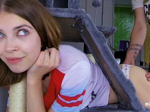 Русский брат ебет сестру, застрявшую в кошачьем домике