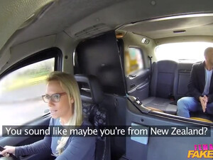 Зрелая таксистка отдалась пассажиру на заднем сиденье машины