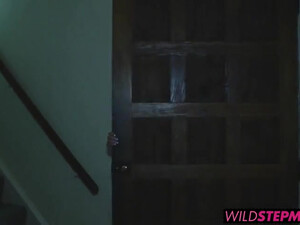 Взрослая блонди и молоденькая шатенка замутили групповуху с одним парнем