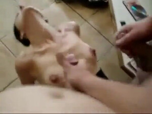 Вдвоем кончают на стройняшку грудь женушки