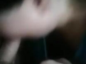 Валентина посасывает мелкий стояк благоверного