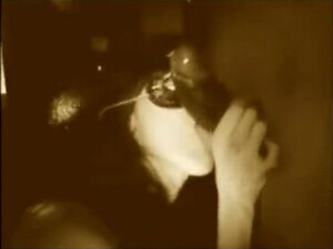 Пососала и потрахалась в анал с черным членом из дырки