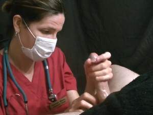 Милфа, одетая как доктор, в медицинской маске мастурбирует рукой мужику