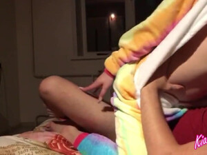 Брат трахнул сестру в пижаме, пока родители спали