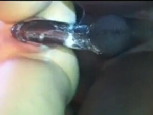 Шоколадная выпуклость наполняет кремом белую киску во время межрасового секса