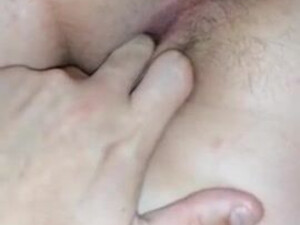 Толстый муженек потрахал губастую письку женушки пальцем и отъебал её до кремпая