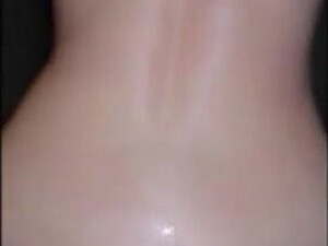 Замужняя ночная бабочка ебется с мужиками во все дыры и трахает благоверного страпоном в пукан