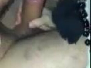 Молодчик кончает в ротик чужой жене