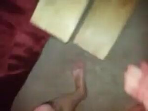 Три мужика чуть не порвали грешной телочке ротик в групповом сексе