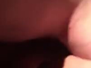 Шалава делает глубокий горловой отсос женатому кобелю