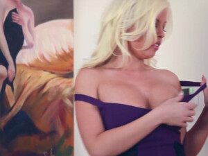 Блондинка любит силикон и секс с дилдо