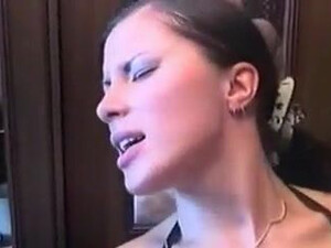 Любимая трясётся в оргазме прыгая на писюне любовника не обращая внимания на дорогого