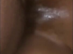 Чернокожий отжарил соседку мулатку длинным пенисом и кончил ей на бритую пизду