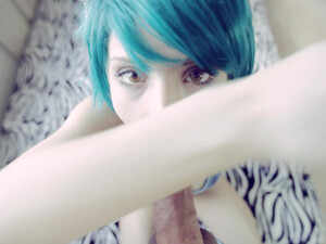 Подруга сидя на коленках делает минет и глотает сперму