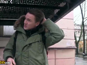 Секс на бильярдном столе с местной шлюхой