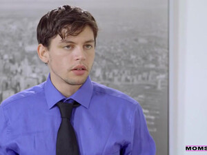 Парень трахает зрелую телку на столе