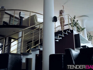 Русская порноактриса Анжелика дает возле стола