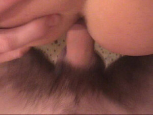 Парень дрочит мокрую киску оттянув трусы крупным планом