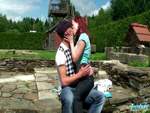 Парень ебет крашеную суку раком на лоне природы