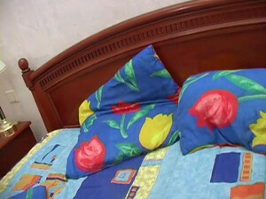 Ебет розовой головкой мокрую пизду молодой блондинки