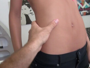 Смазливая красотка с маленькими сиськами показала тело