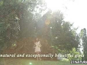 Страстный секс в саду с шикарной брюнеткой Elena Rae