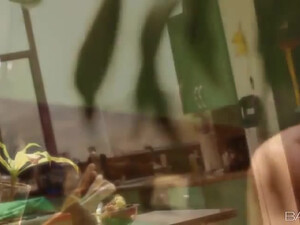 Madison Ivy трахается с любовником, лёжа на столе