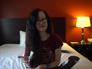 Очкастую девку на кастинге просят сосать хуи и пить сперму из бокала