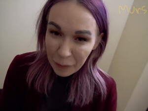 Катюха отблагодарила соседа минетом, при том, что у нее есть благоверный