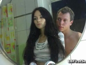 Худую малышку трахают в душе