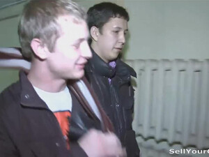 Сексуальная брюнетка Ванесса сосет длинный твердый член за деньги