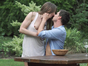 Парень поимел девушку в попу на природе в лесу, когда отправился с ней по грубы